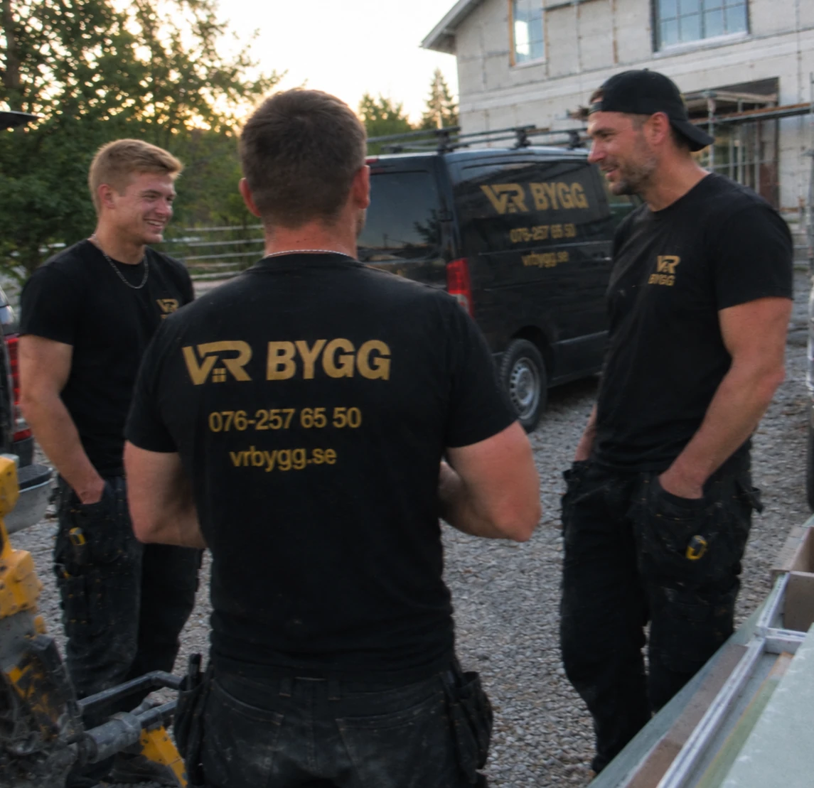 Byggarbetare från VR Bygg utför snickeriarbete